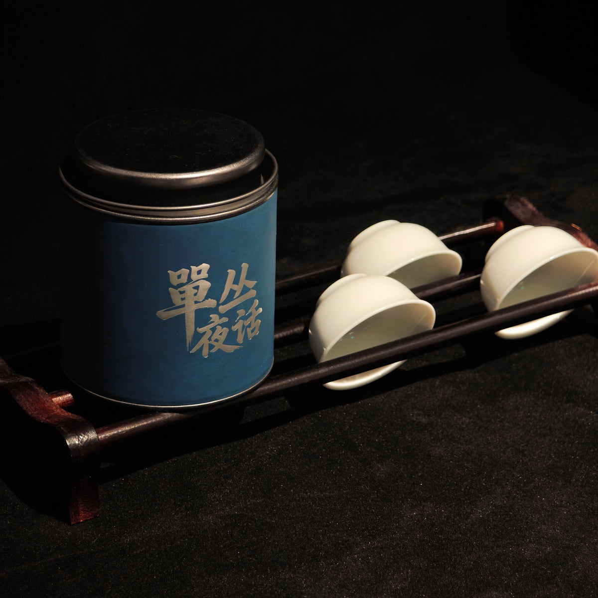 Blue Ya Shi Xiang tea tin beside a white gaiwan