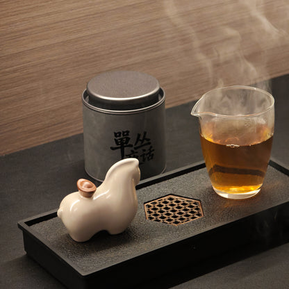 Honey Orchid tea tin beside a glass of brewed tea