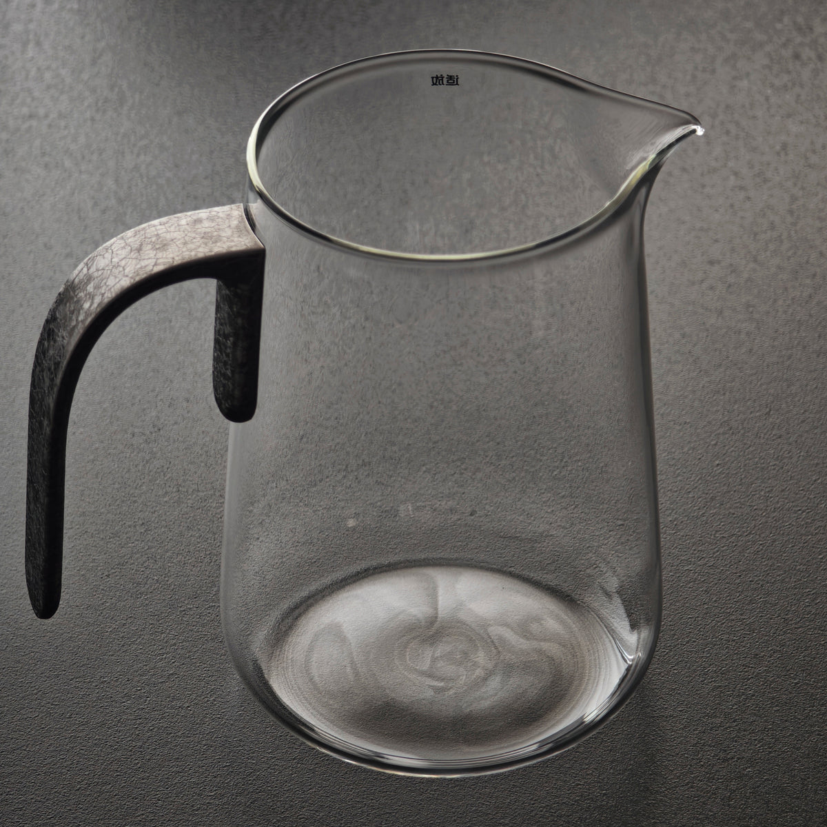 Borosilicate glass pitcher with a dark handle