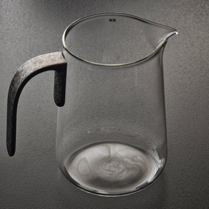 Borosilicate glass pitcher with a dark handle