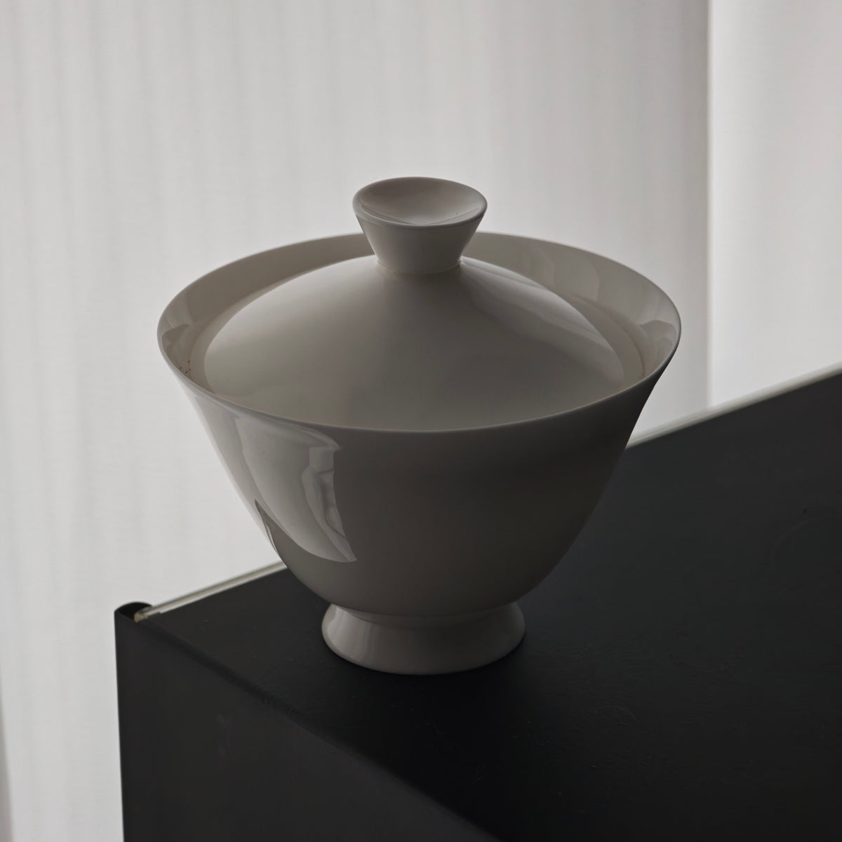 Side view of the white bone china gaiwan