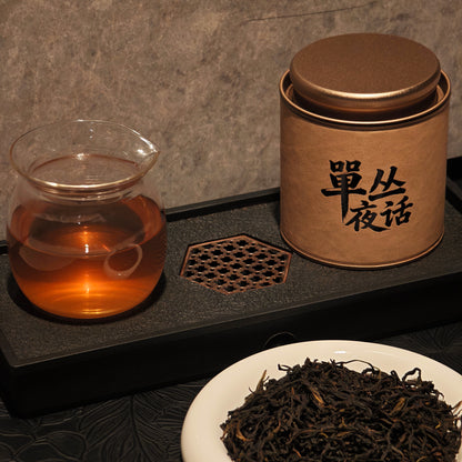 Song Zhong tea tin and amber tea on a tea tray