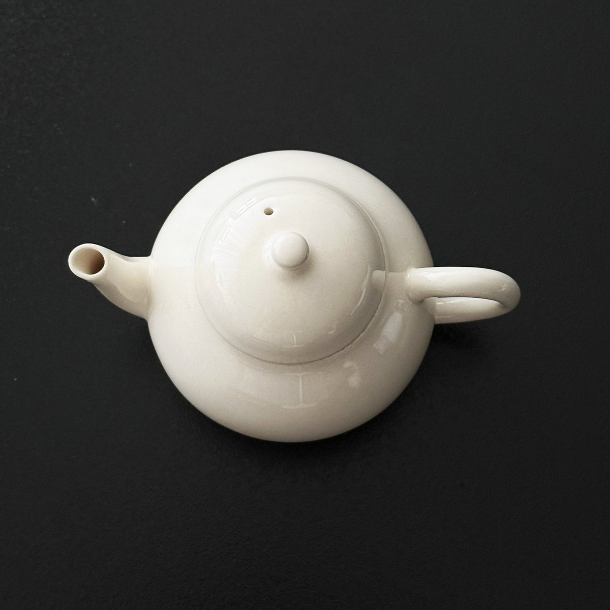 Top view of the ceramic teapot and lid
